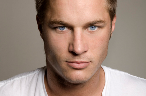 Are Travis Fimmel's eyes real? (Celebrity Exclusive)