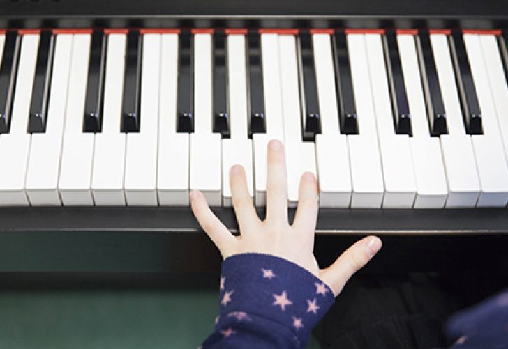 Comment apprendre à jouer du piano sur internet ? (Celebrity Exclusive)