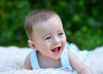 Où se trouve le bébé à 5 mois ? (Celebrity Exclusive)