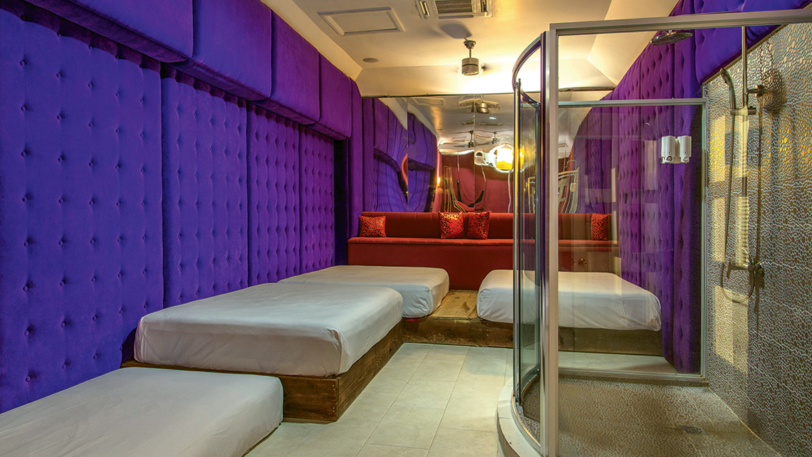 Can Single guys go to hedonism?