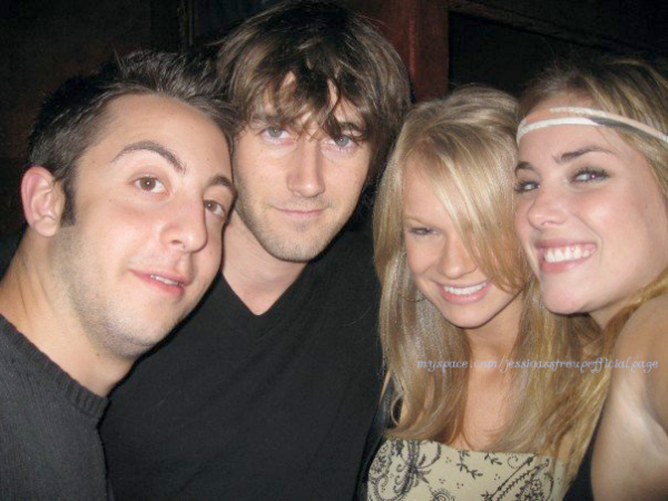 Does Jessica Stroup have Instagram?