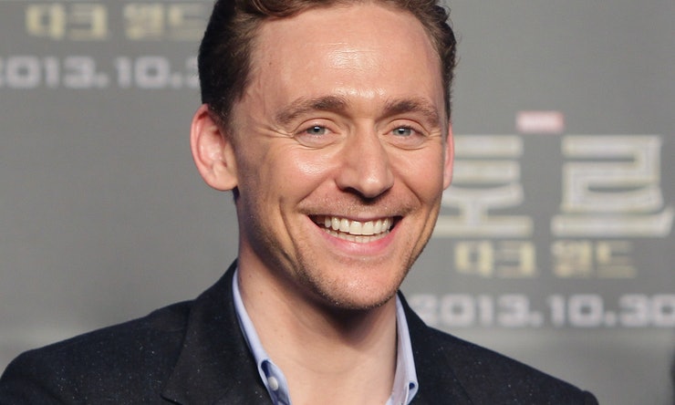 How many languages does Tom Hiddleston speak?