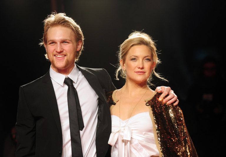 Is Kate Hudson close to Wyatt Russell?