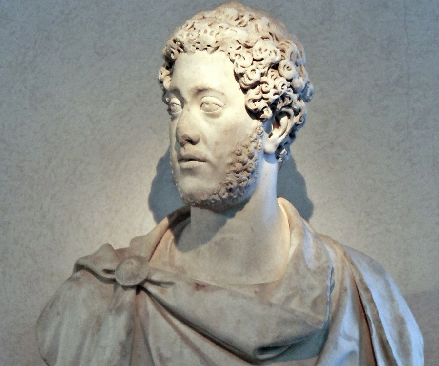 Is Lucius Commodus son?