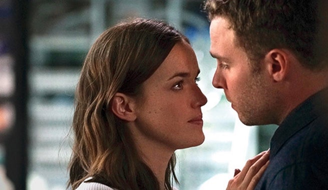 What episode does FitzSimmons kiss?