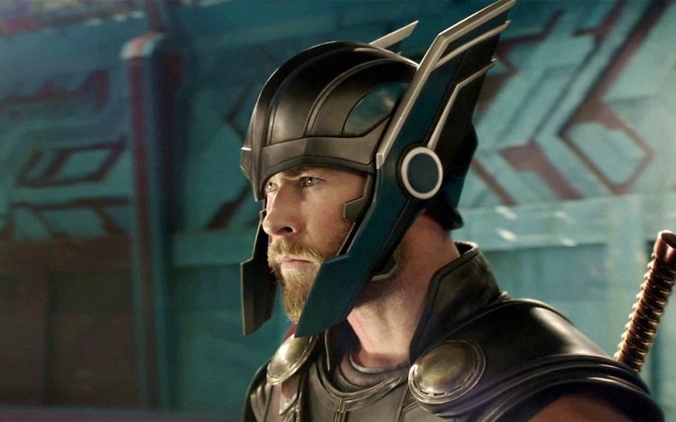 What helmet does Thor wear in Ragnarok?