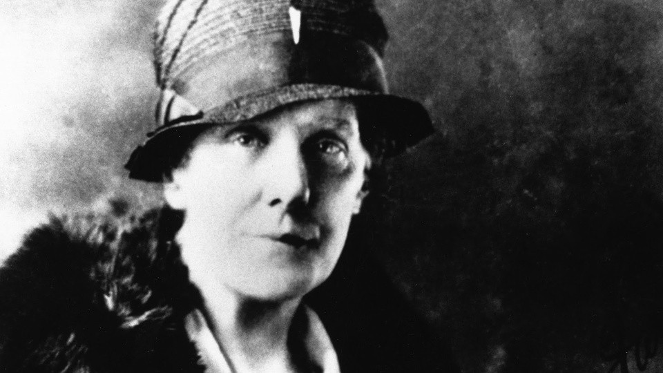 What is Ana Jarvis accent?