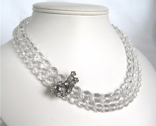 What is the necklace Geraldine wears?