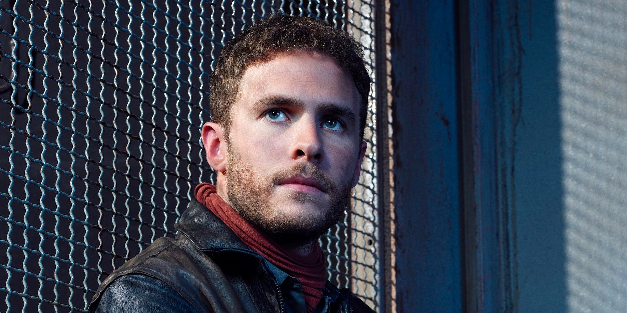 Iain de Caestecker голый