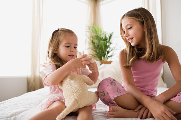 Who plays Challa's sister?