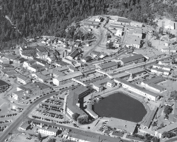 Why was Los Alamos chosen for the Manhattan Project?